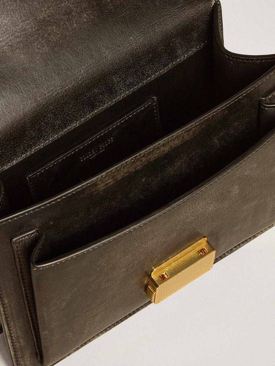venezia-tasche aus schwarzem vintage-leder mit goldenen details