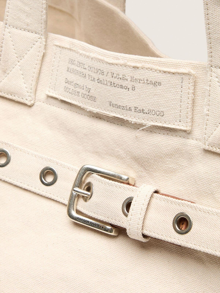 ecrufarbene tragetasche aus canvas mit stickereien und details in antiksilber.