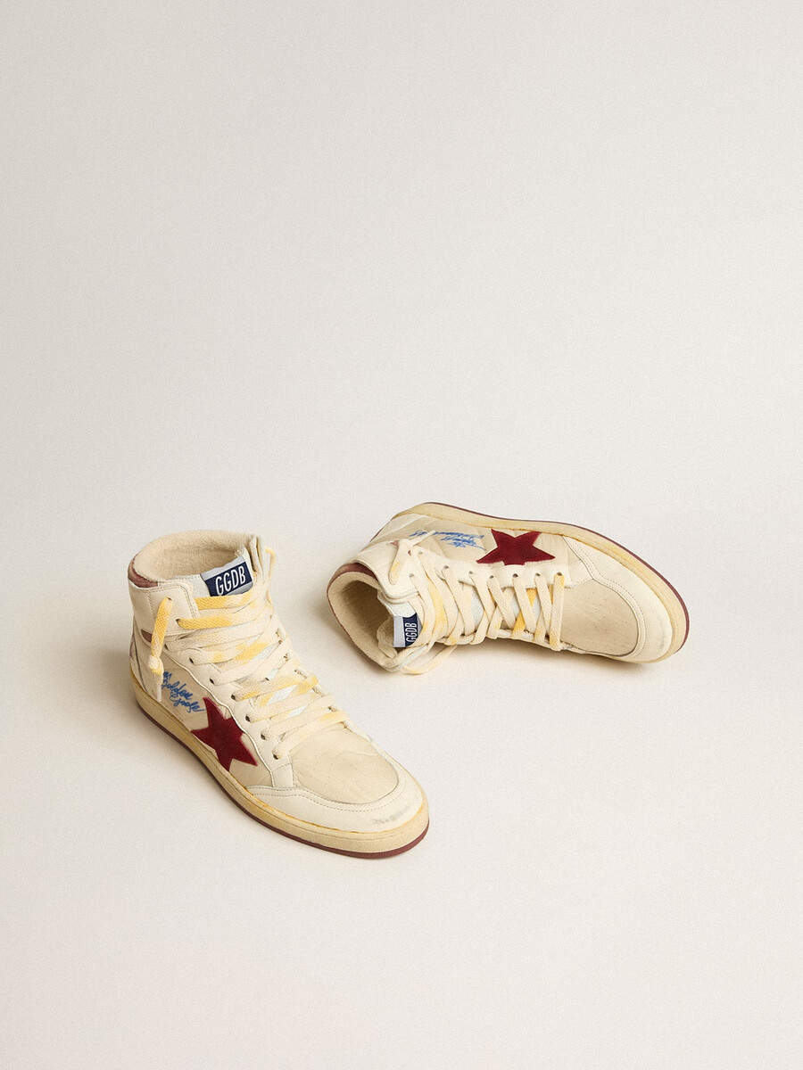 sky-star aus beigefarbenem nylon und nappaleder mit granatapfelfarbenem wildlederstern
