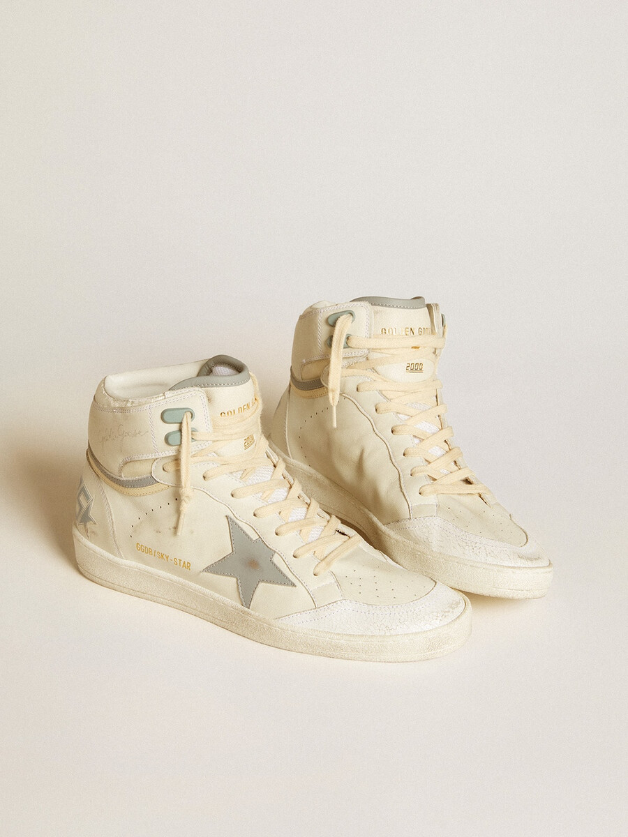 herren-sneaker sky-star aus leder mit hellblauem lederstern und weißer fersenlasche