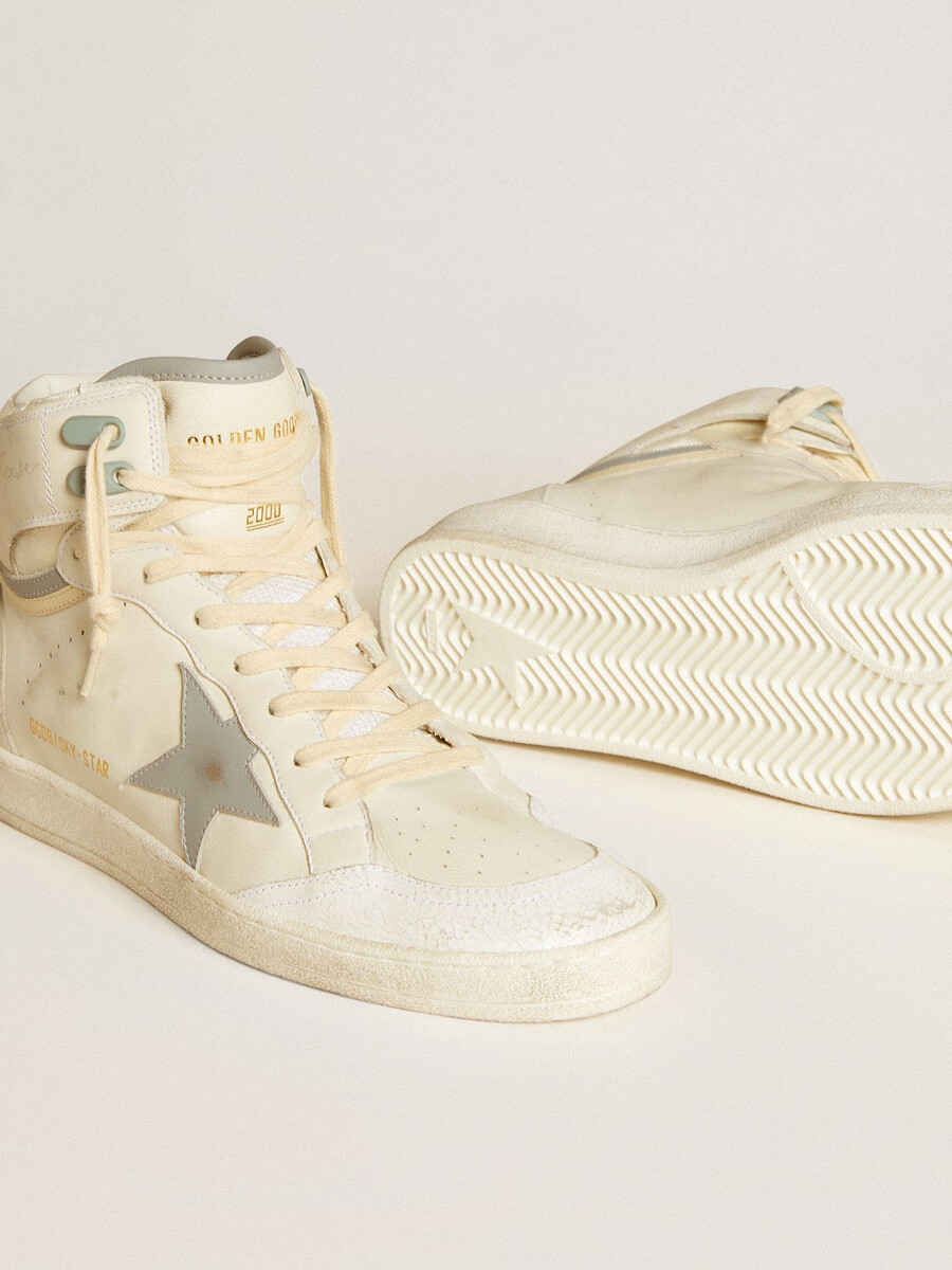 herren-sneaker sky-star aus leder mit hellblauem lederstern und weißer fersenlasche