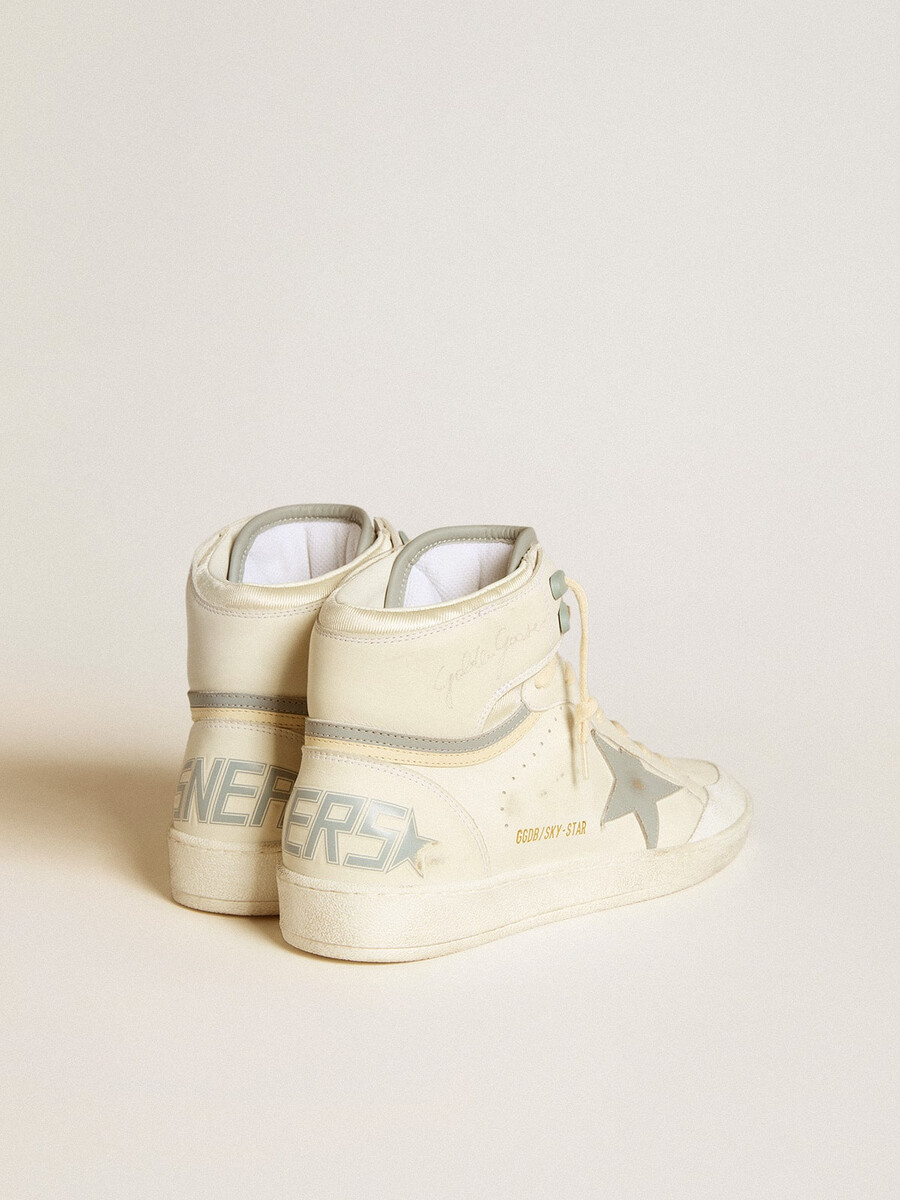 herren-sneaker sky-star aus leder mit hellblauem lederstern und weißer fersenlasche