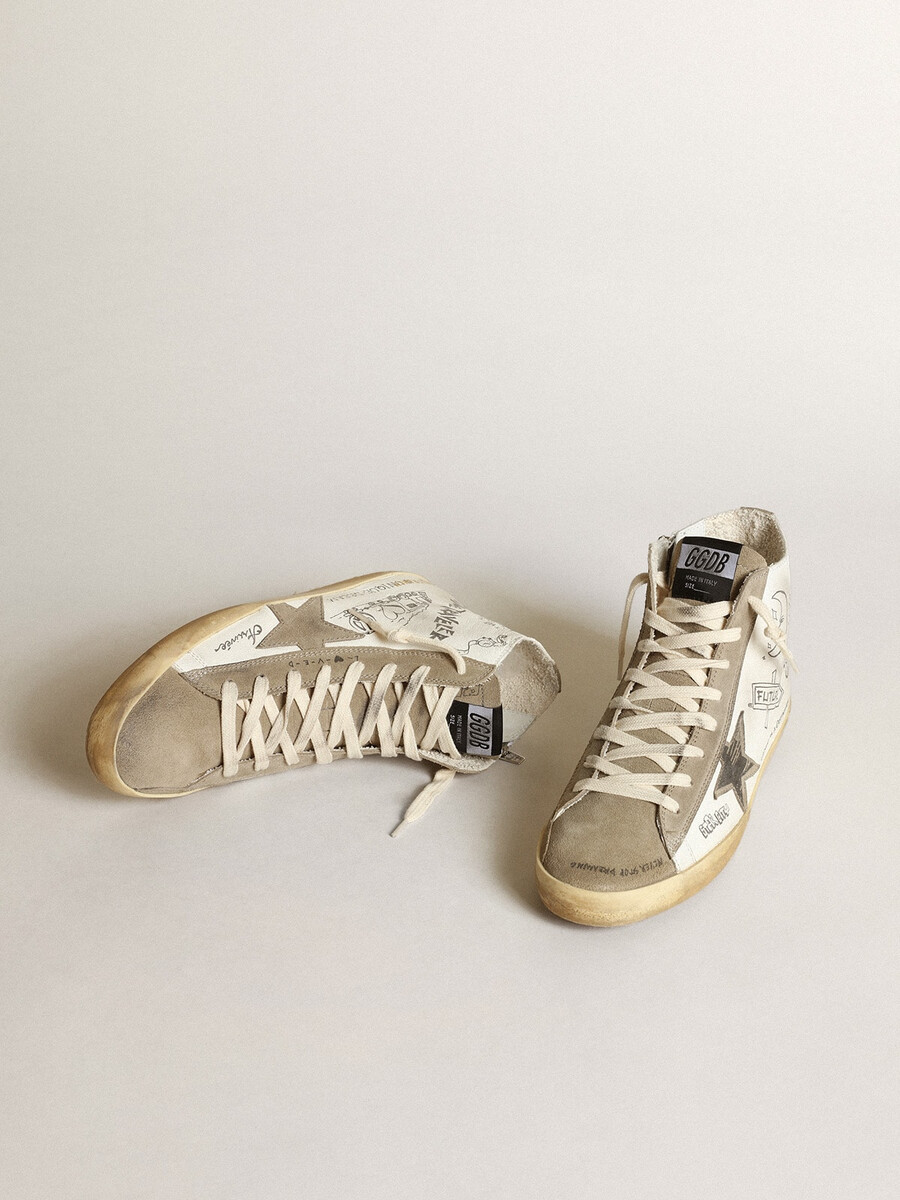 damenschuh francy mit taubengrauen wildledereinsätzen und flächendeckendem schriftzug