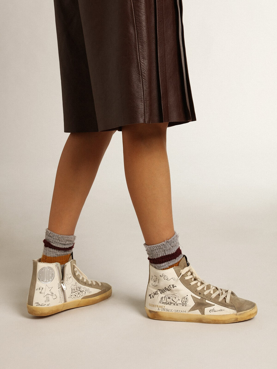 damenschuh francy mit taubengrauen wildledereinsätzen und flächendeckendem schriftzug