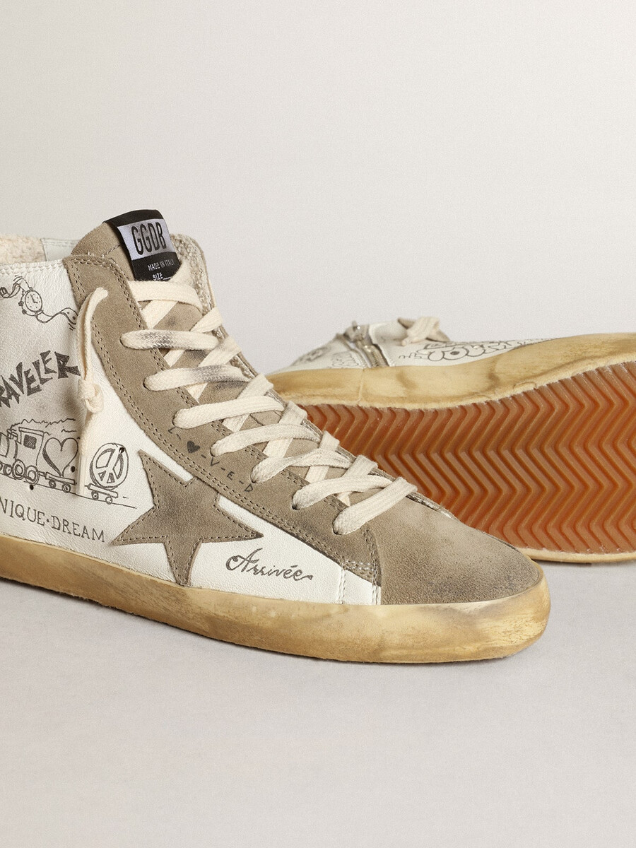 damenschuh francy mit taubengrauen wildledereinsätzen und flächendeckendem schriftzug