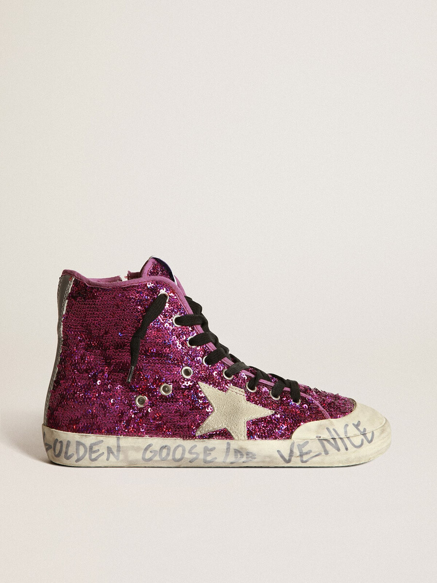francy-sneaker mit pailletten und handgeschriebener schrift auf der außensohle