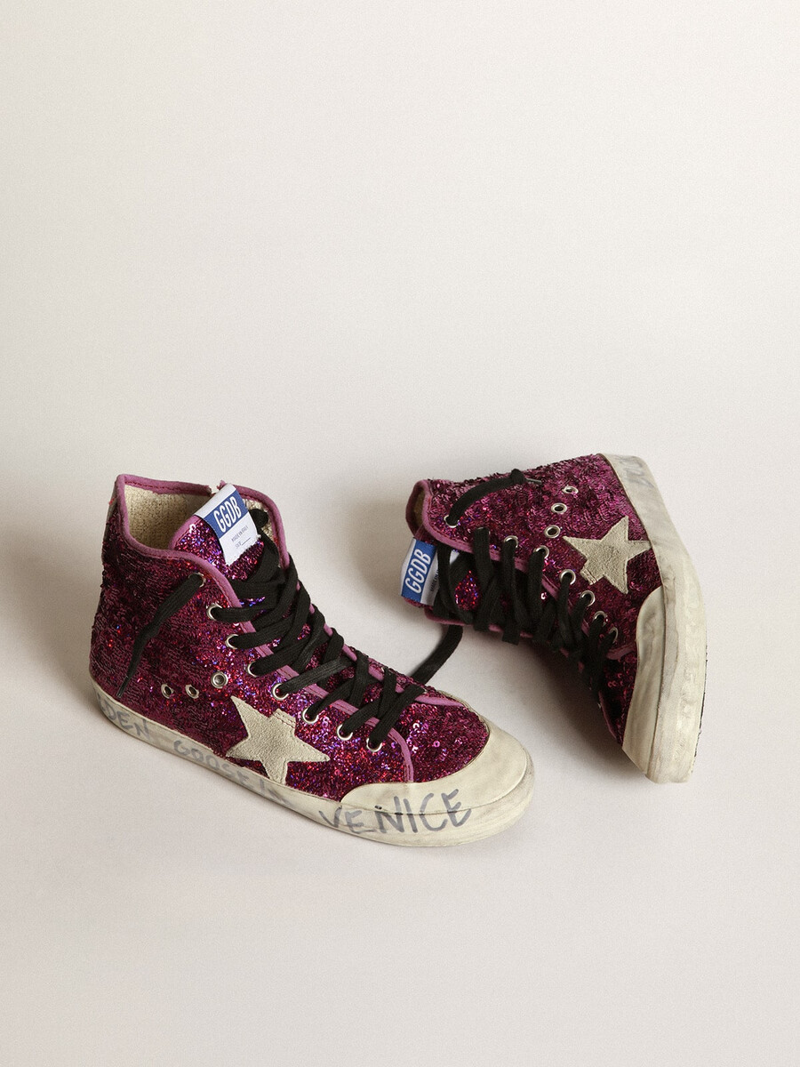 francy-sneaker mit pailletten und handgeschriebener schrift auf der außensohle