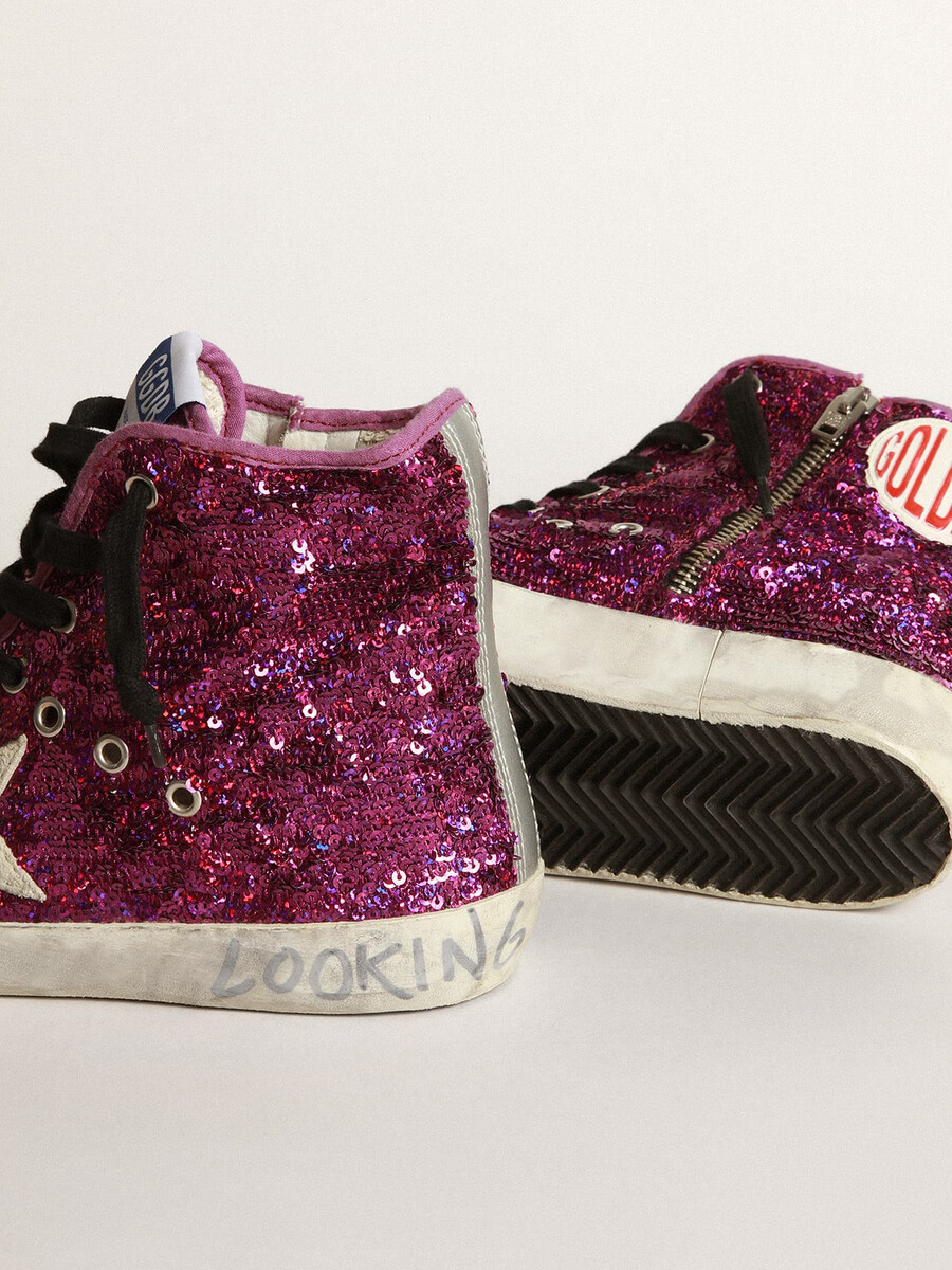 francy-sneaker mit pailletten und handgeschriebener schrift auf der außensohle