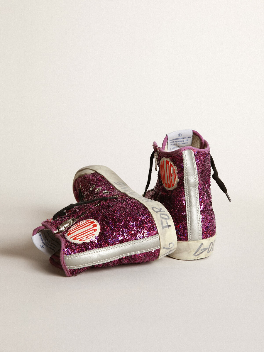francy-sneaker mit pailletten und handgeschriebener schrift auf der außensohle