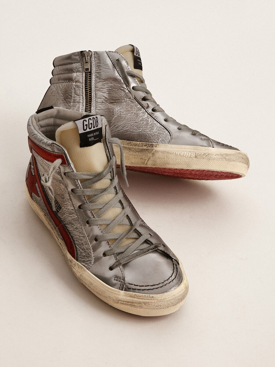 damen-sandalen mit silberfarbenem metallic-leder-obermaterial und rotem metallic-leder-akzent