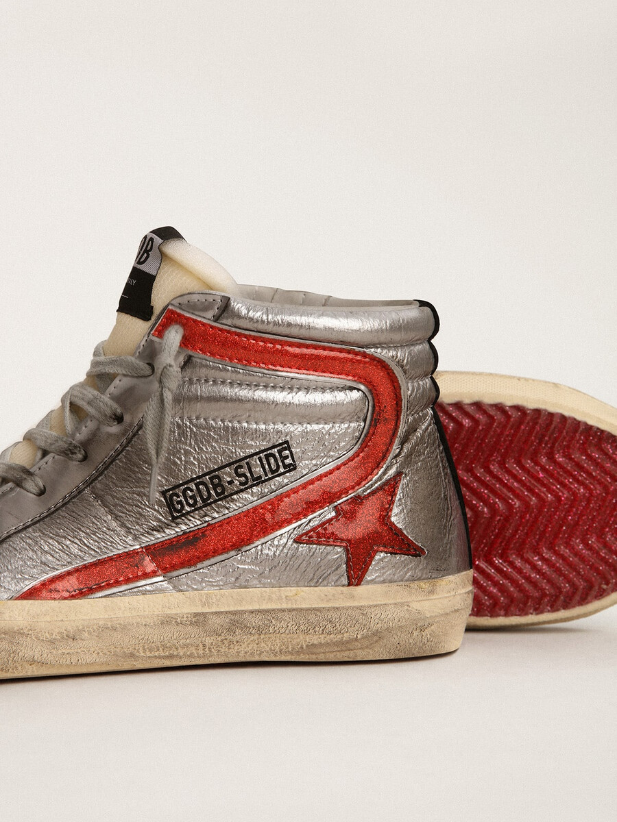 damen-sandalen mit silberfarbenem metallic-leder-obermaterial und rotem metallic-leder-akzent
