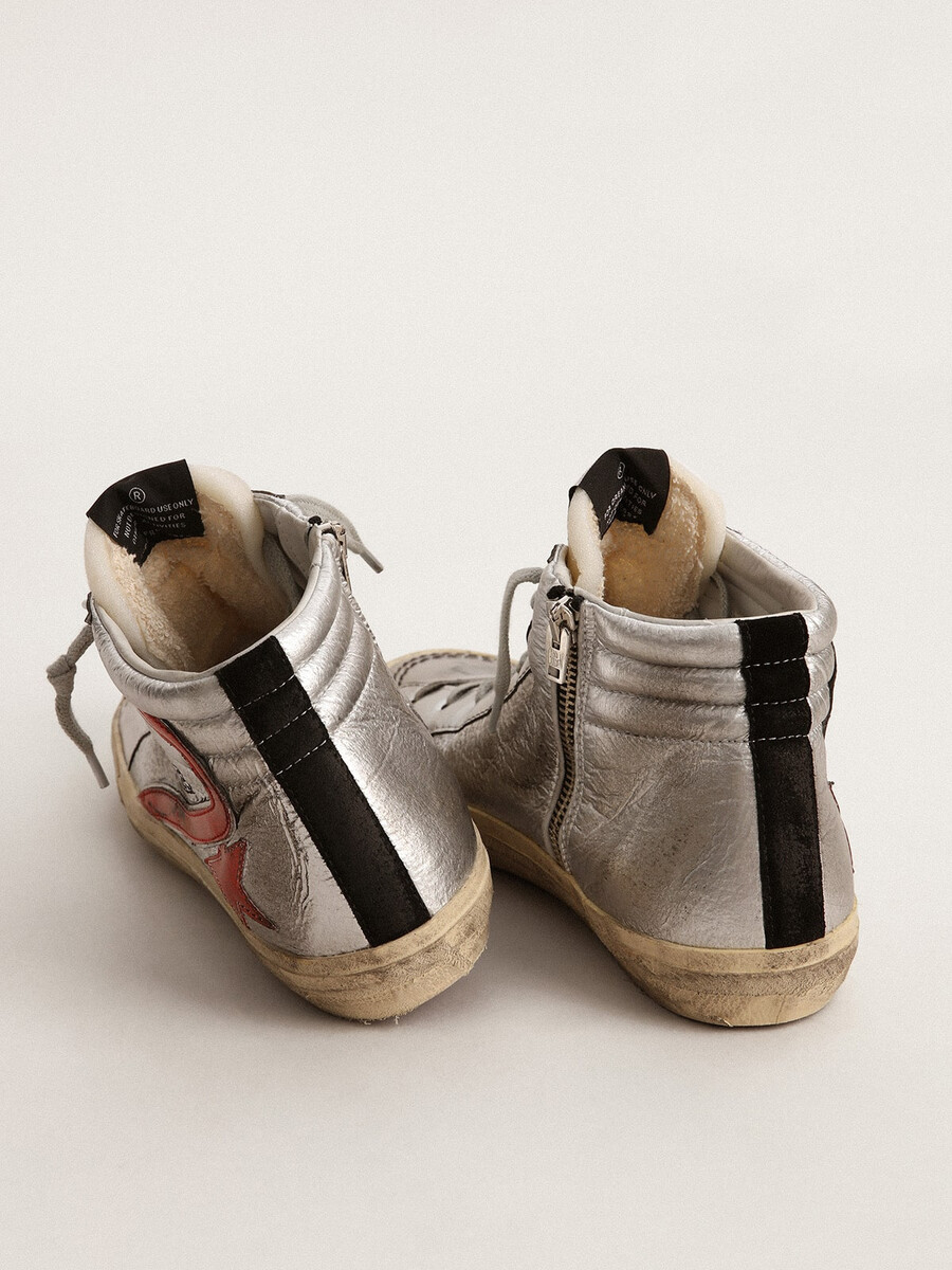 damen-sandalen mit silberfarbenem metallic-leder-obermaterial und rotem metallic-leder-akzent