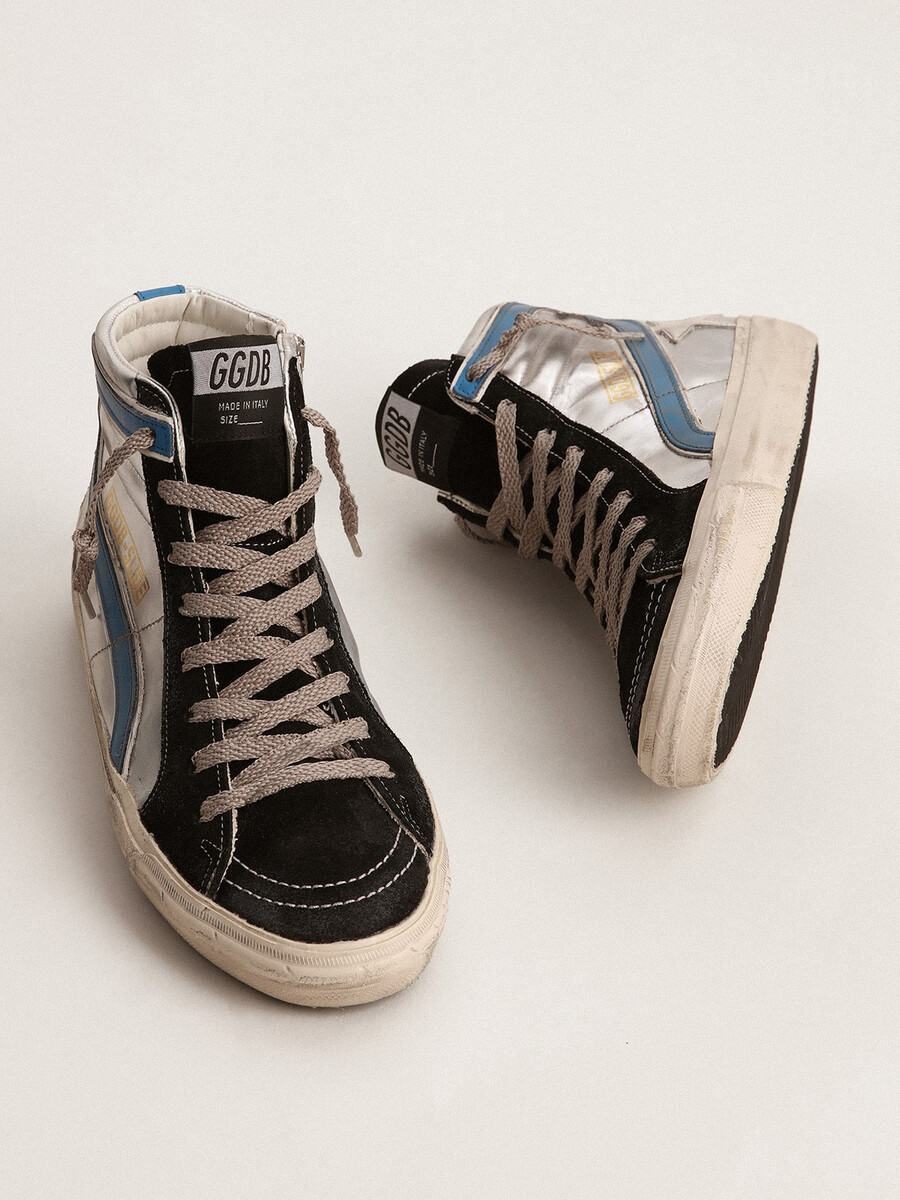pantolette aus silberfarbenem metallic-leder mit weißem lederstern