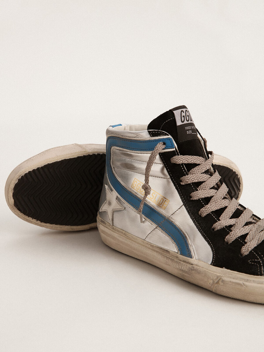 pantolette aus silberfarbenem metallic-leder mit weißem lederstern