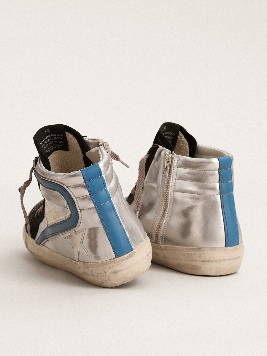 pantolette aus silberfarbenem metallic-leder mit weißem lederstern