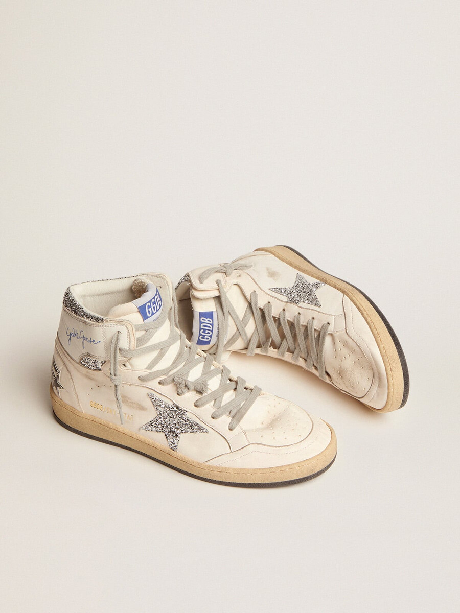 sky-star damenschuh mit signatur am knöchel und silbernen einsätzen