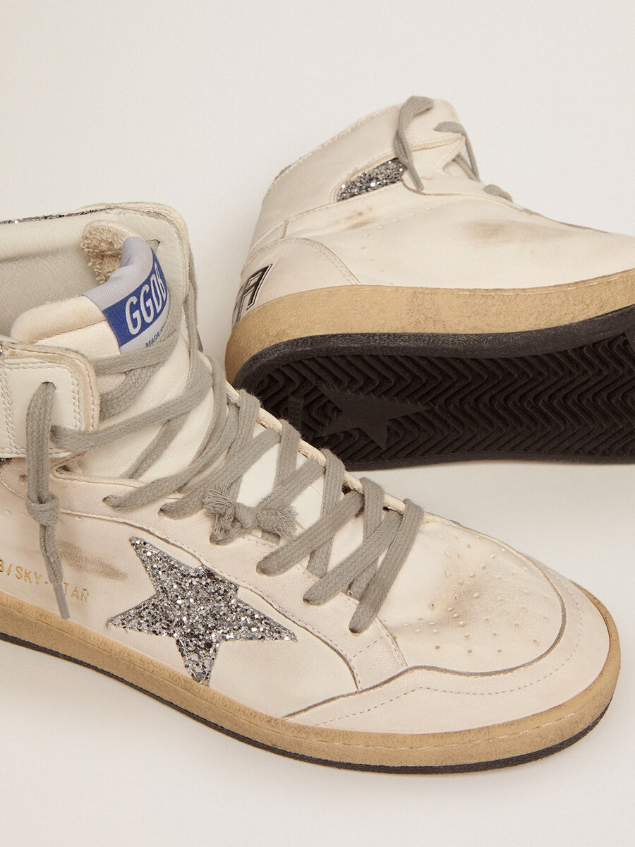 sky-star damenschuh mit signatur am knöchel und silbernen einsätzen