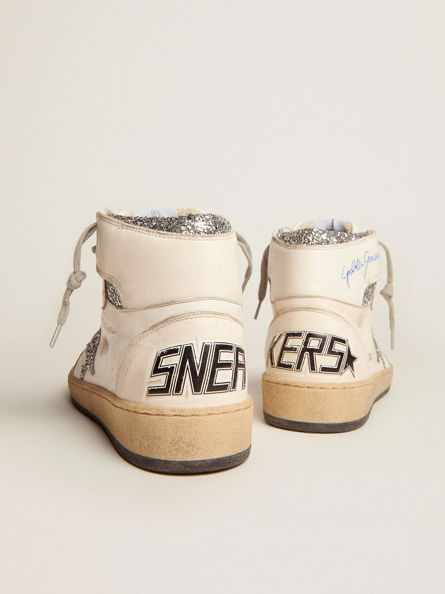 sky-star damenschuh mit signatur am knöchel und silbernen einsätzen