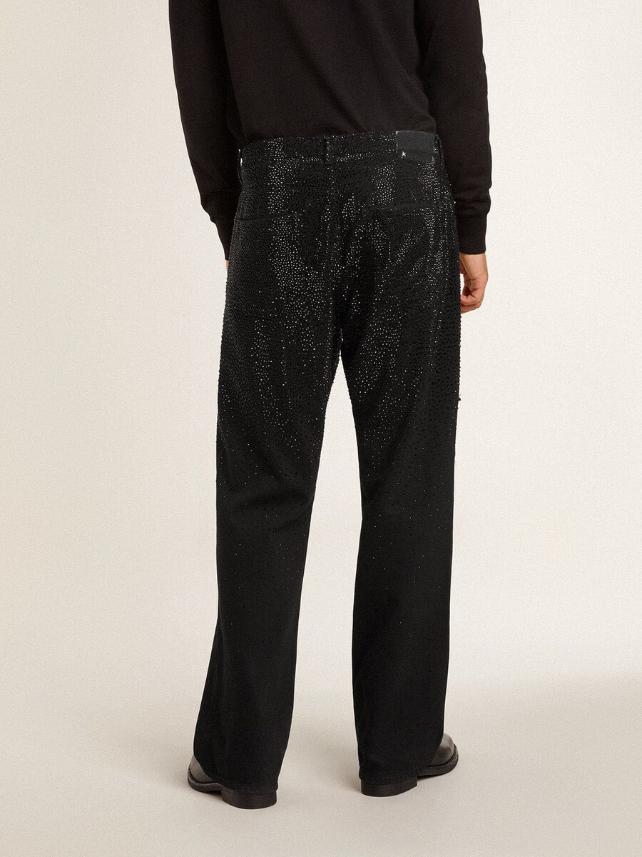 schwarze herrenjeans mit lockerer passform und durchgehendem kristallbesatz mit farbverlauf