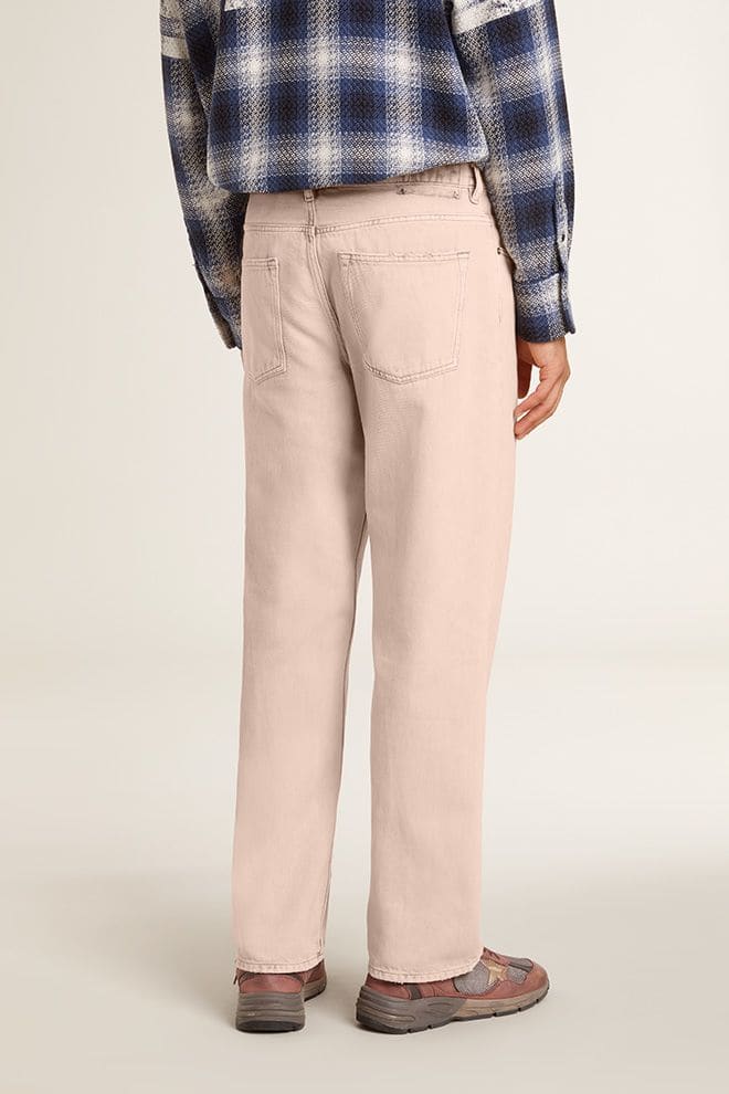 rosa gefärbte herrenjeans