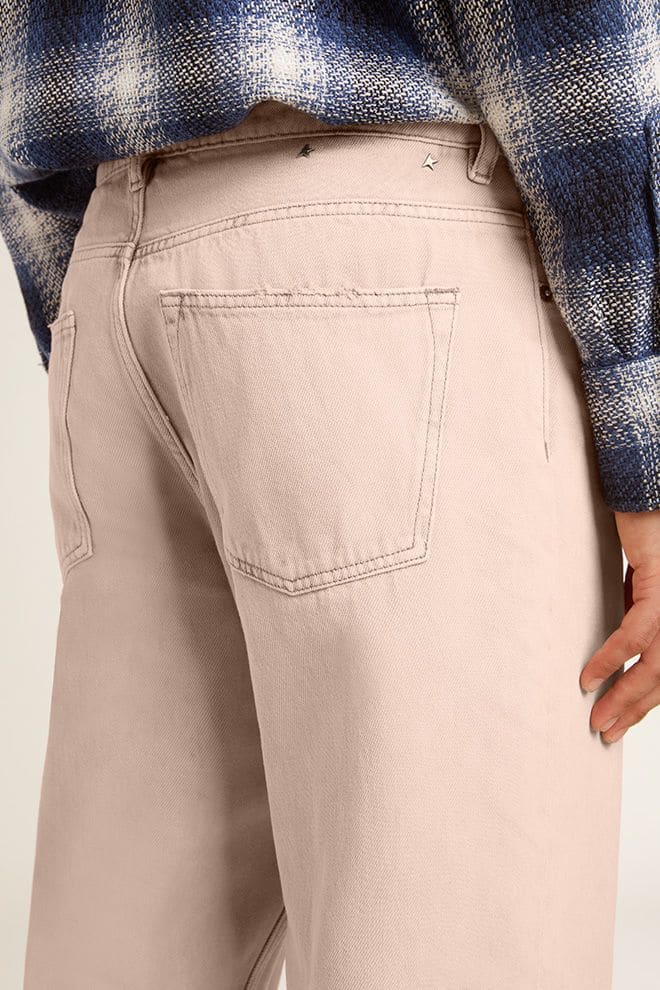 rosa gefärbte herrenjeans