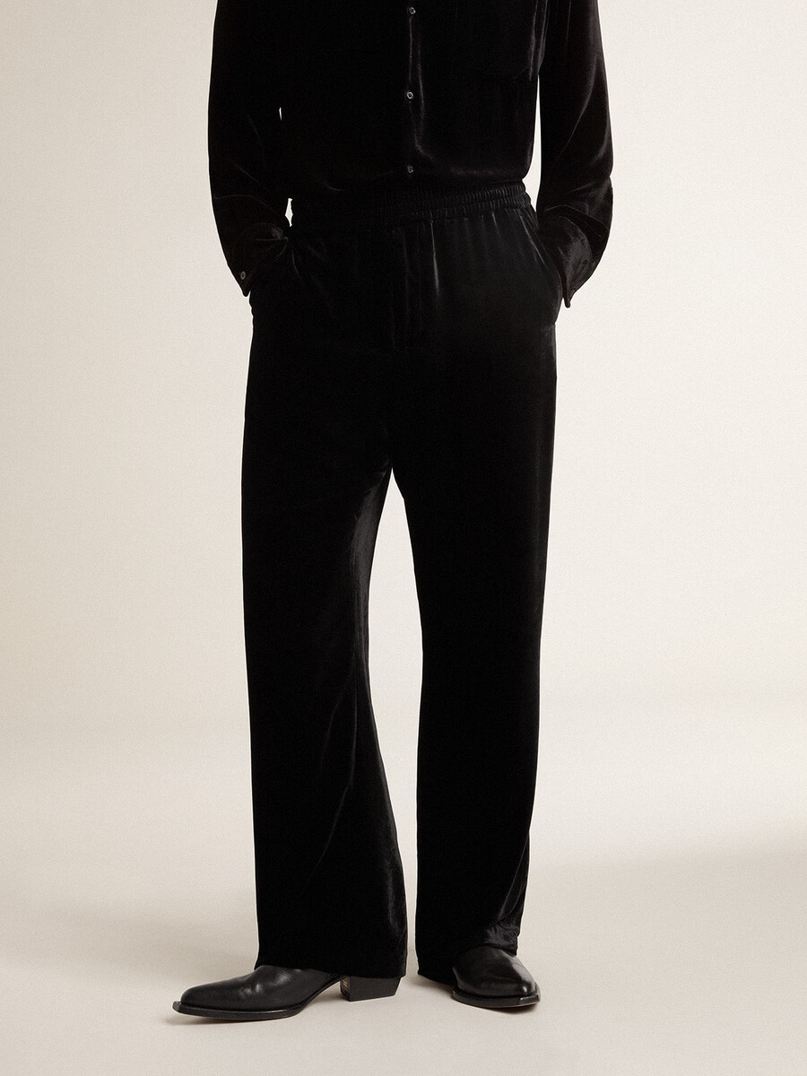 herrenhose in schwarzem samt-look