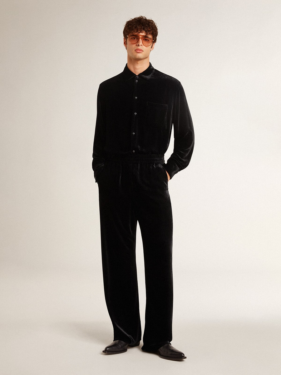 herrenhose in schwarzem samt-look