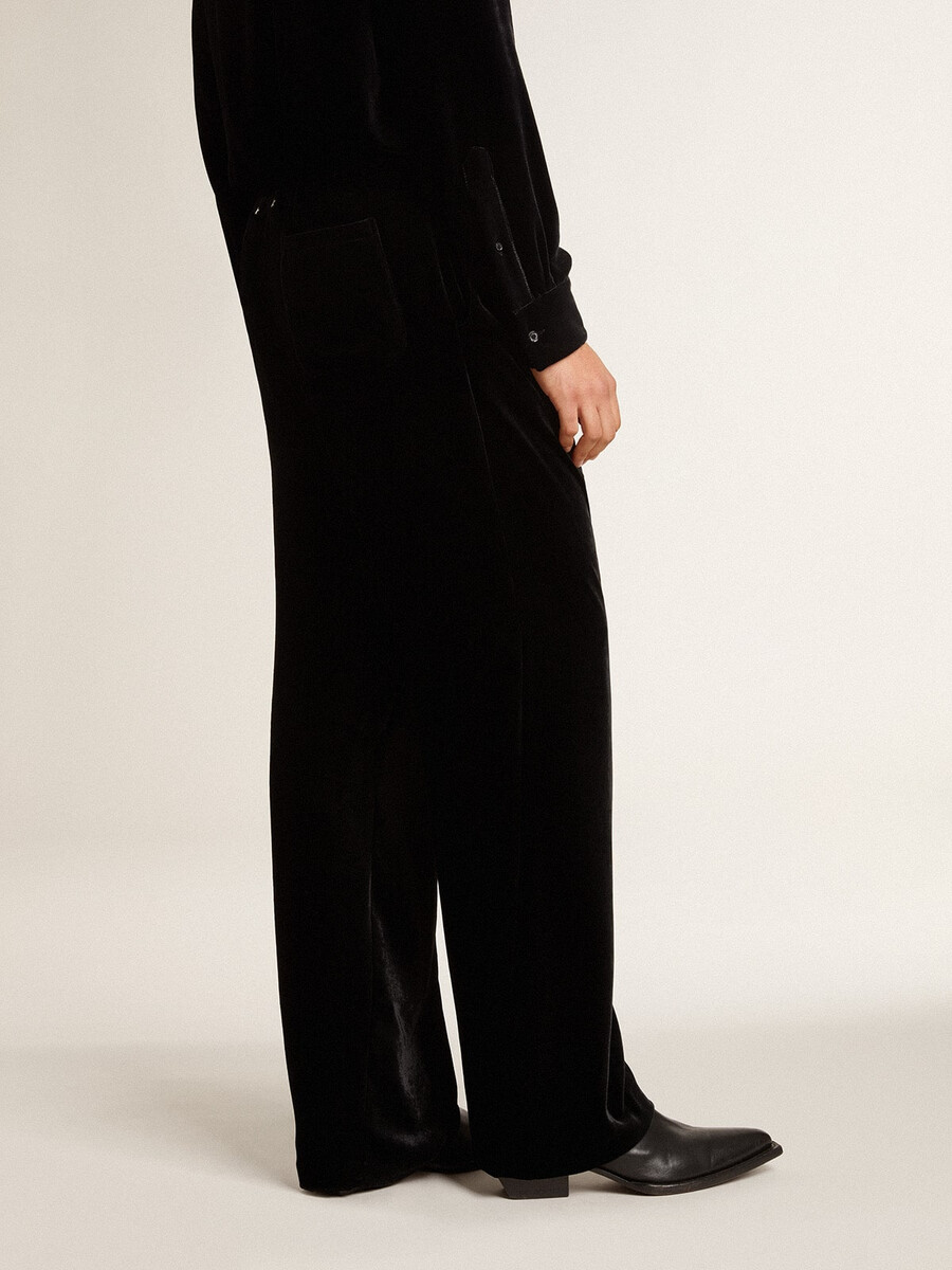 herrenhose in schwarzem samt-look