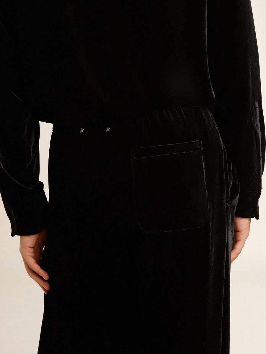 herrenhose in schwarzem samt-look