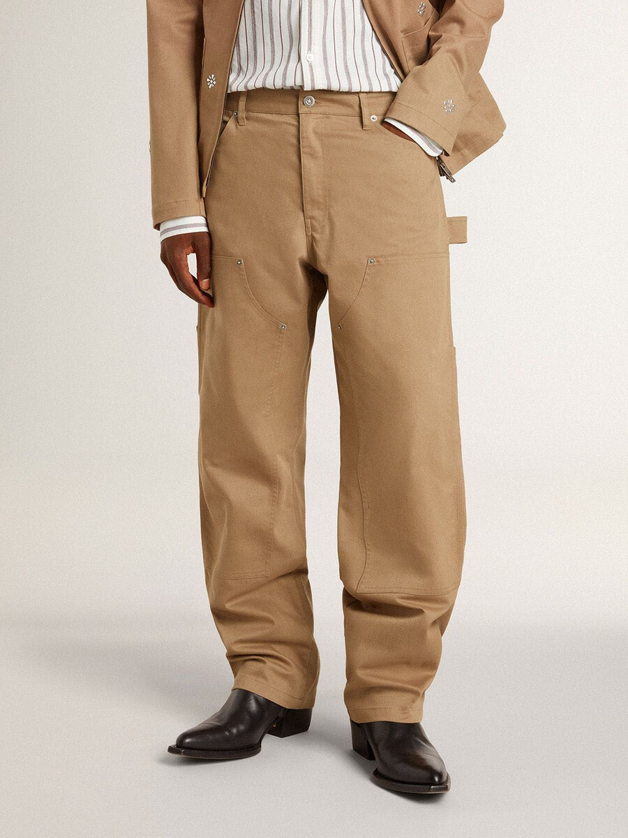 beige herrenhose mit flicken