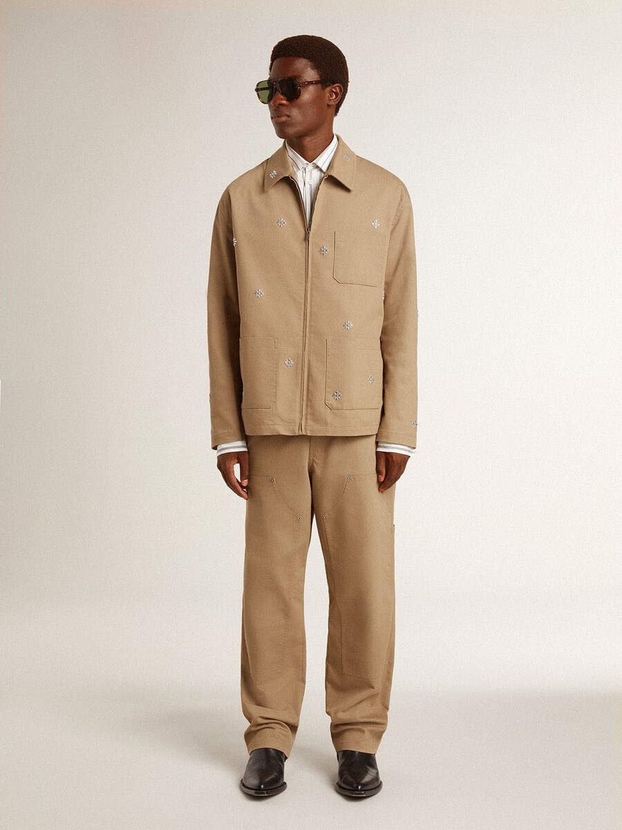 beige herrenhose mit flicken