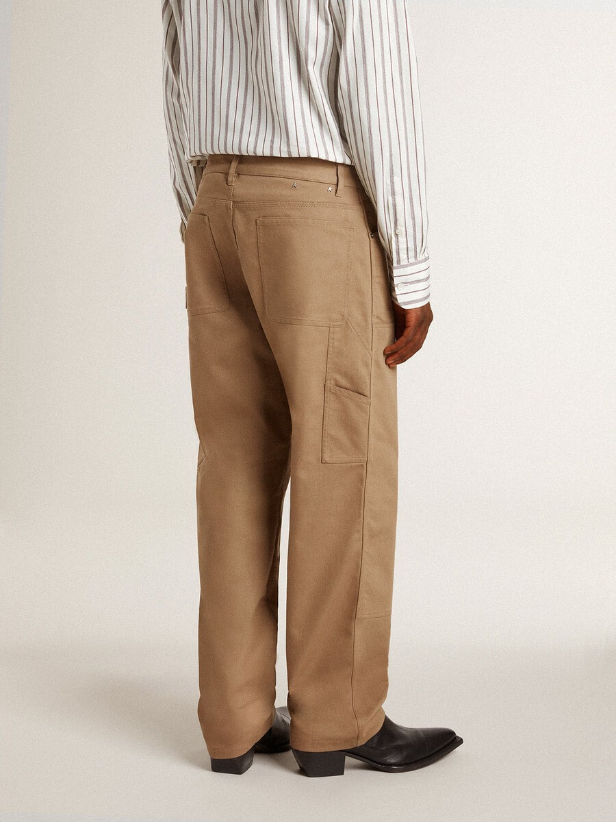 beige herrenhose mit flicken