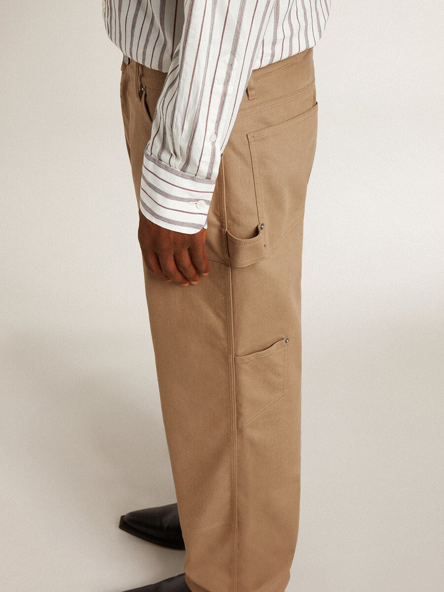 beige herrenhose mit flicken
