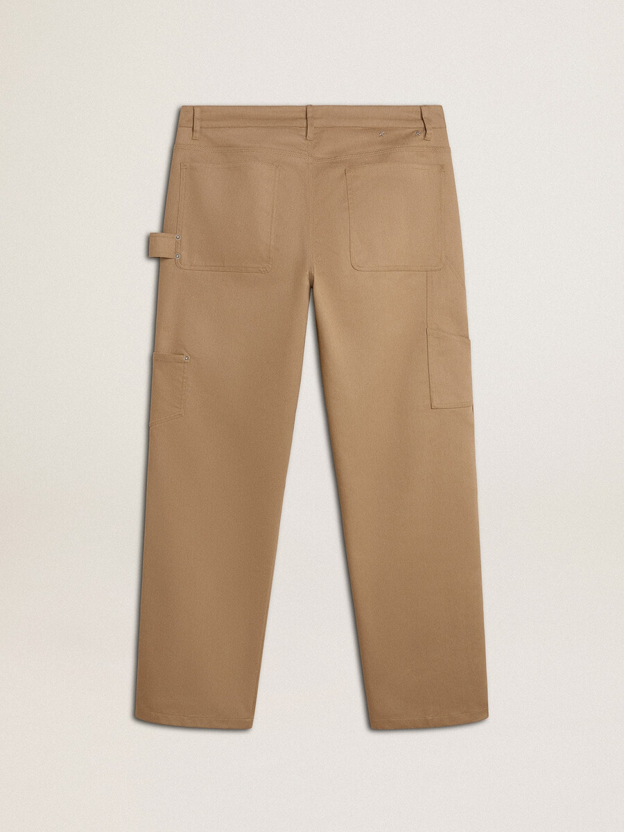 beige herrenhose mit flicken