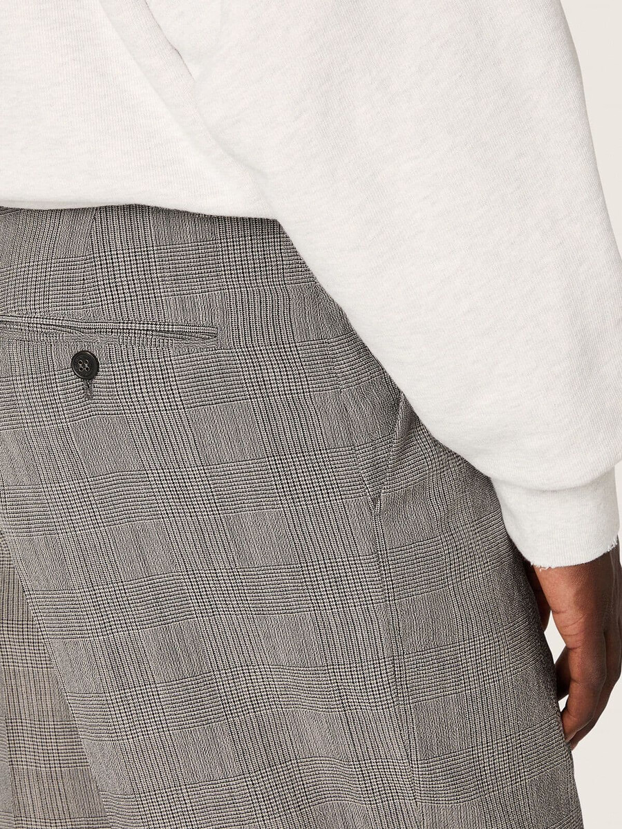 schmal geschnittene herrenhose in grauem prince-of-wales-karo.