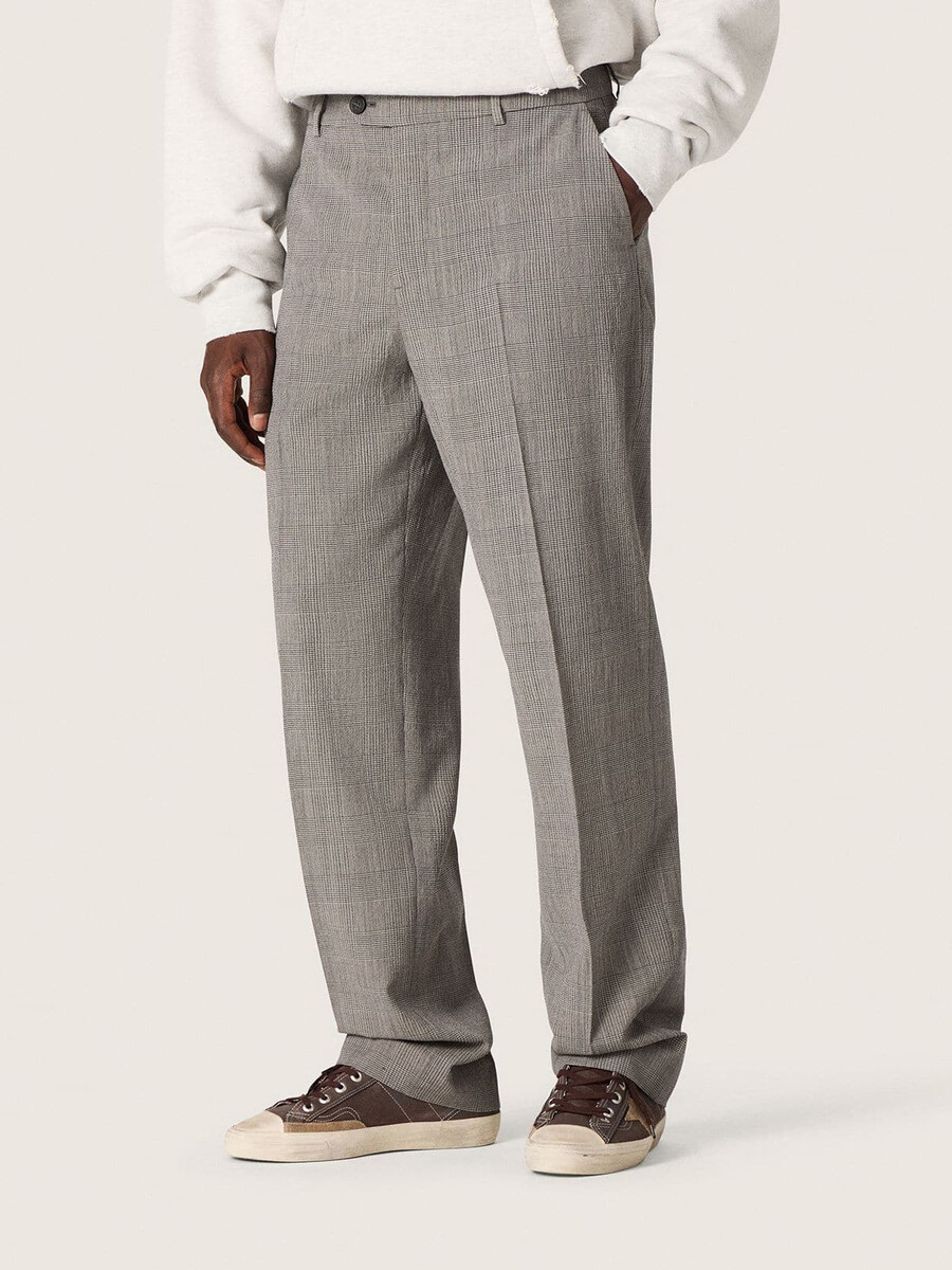 schmal geschnittene herrenhose in grauem prince-of-wales-karo.