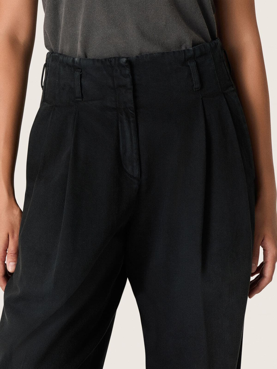 schwarze damenhose aus baumwolldenim mit used-look