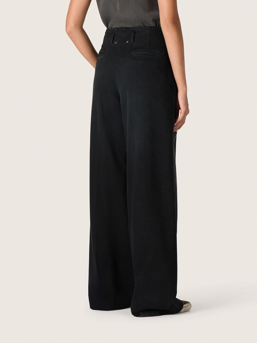schwarze damenhose aus baumwolldenim mit used-look