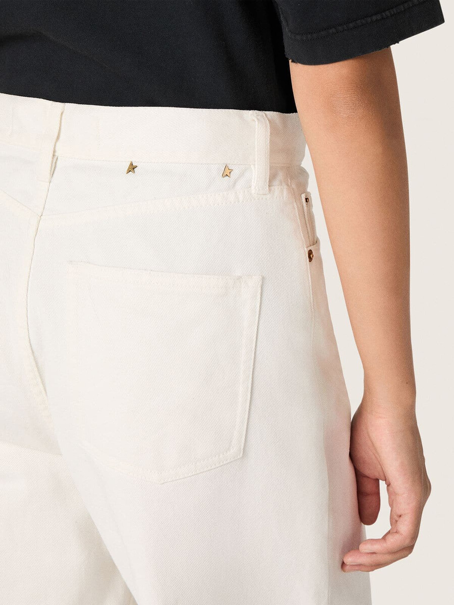 goldene boyfriend-jeans für damen aus optisch weißem bull-denim