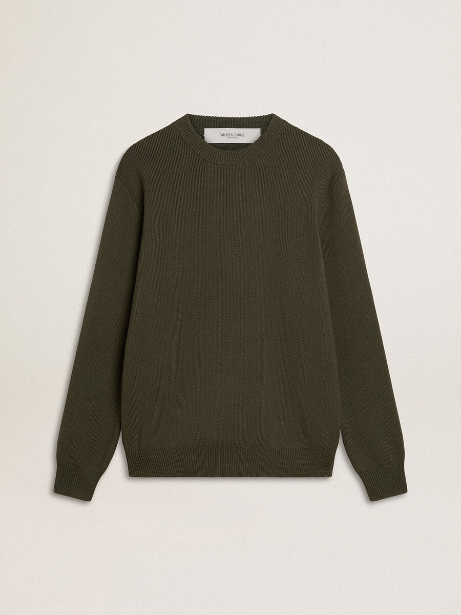 herrenpullover in militärgrün mit rundhalsausschnitt und dem schriftzug „golden auf dem rücken