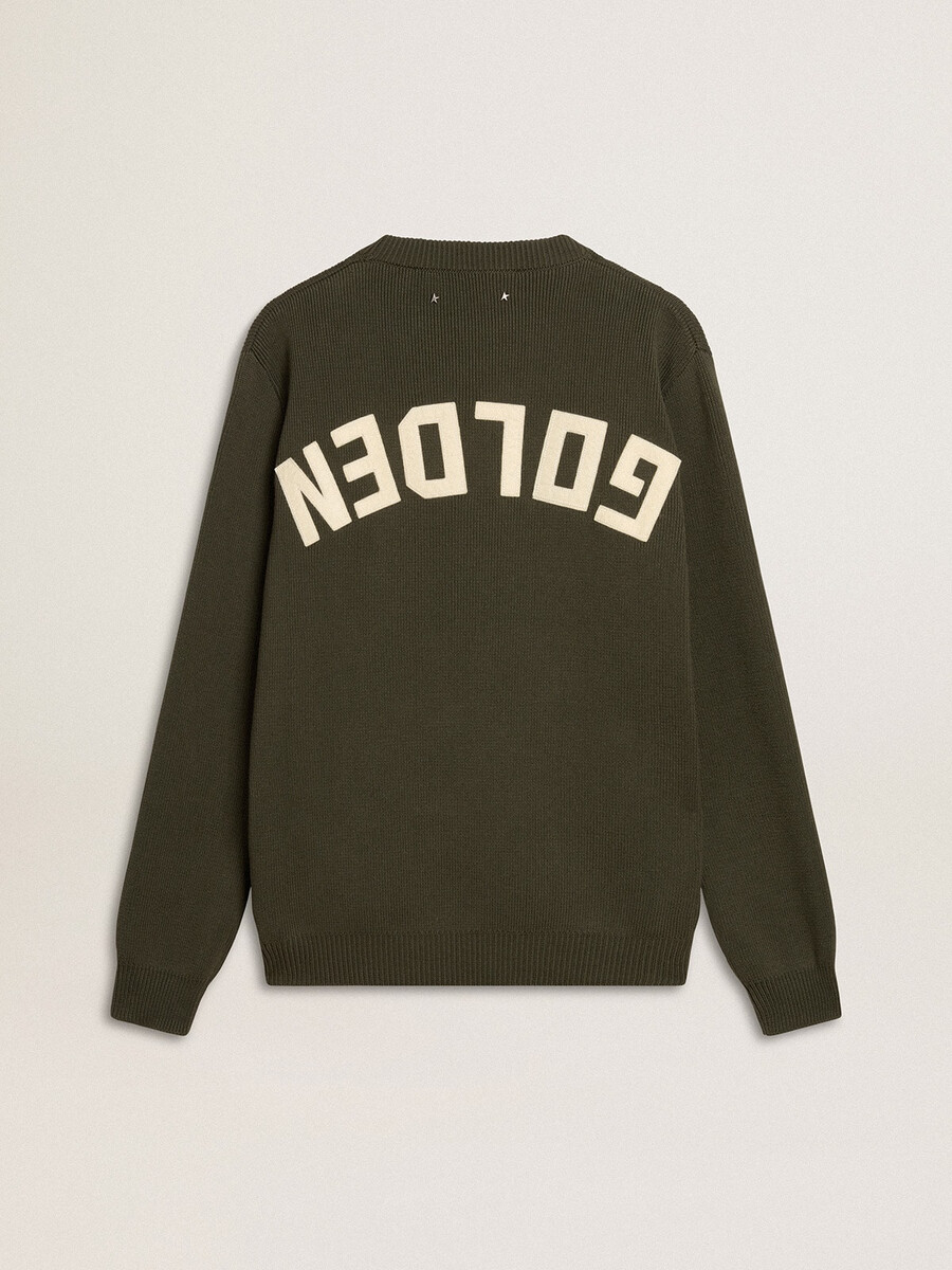 herrenpullover in militärgrün mit rundhalsausschnitt und dem schriftzug „golden auf dem rücken