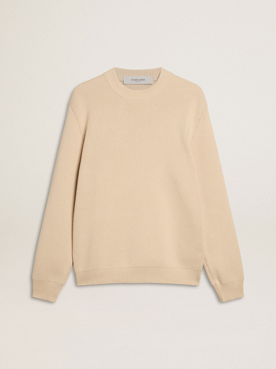 beigefarbener herrenpullover mit rundhalsausschnitt und dem schriftzug „golden auf dem rücken