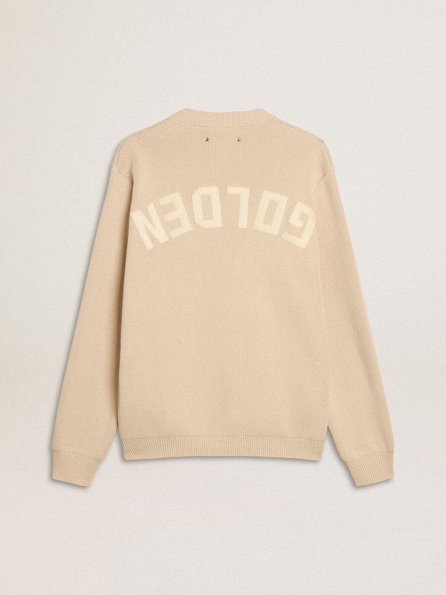 beigefarbener herrenpullover mit rundhalsausschnitt und dem schriftzug „golden auf dem rücken
