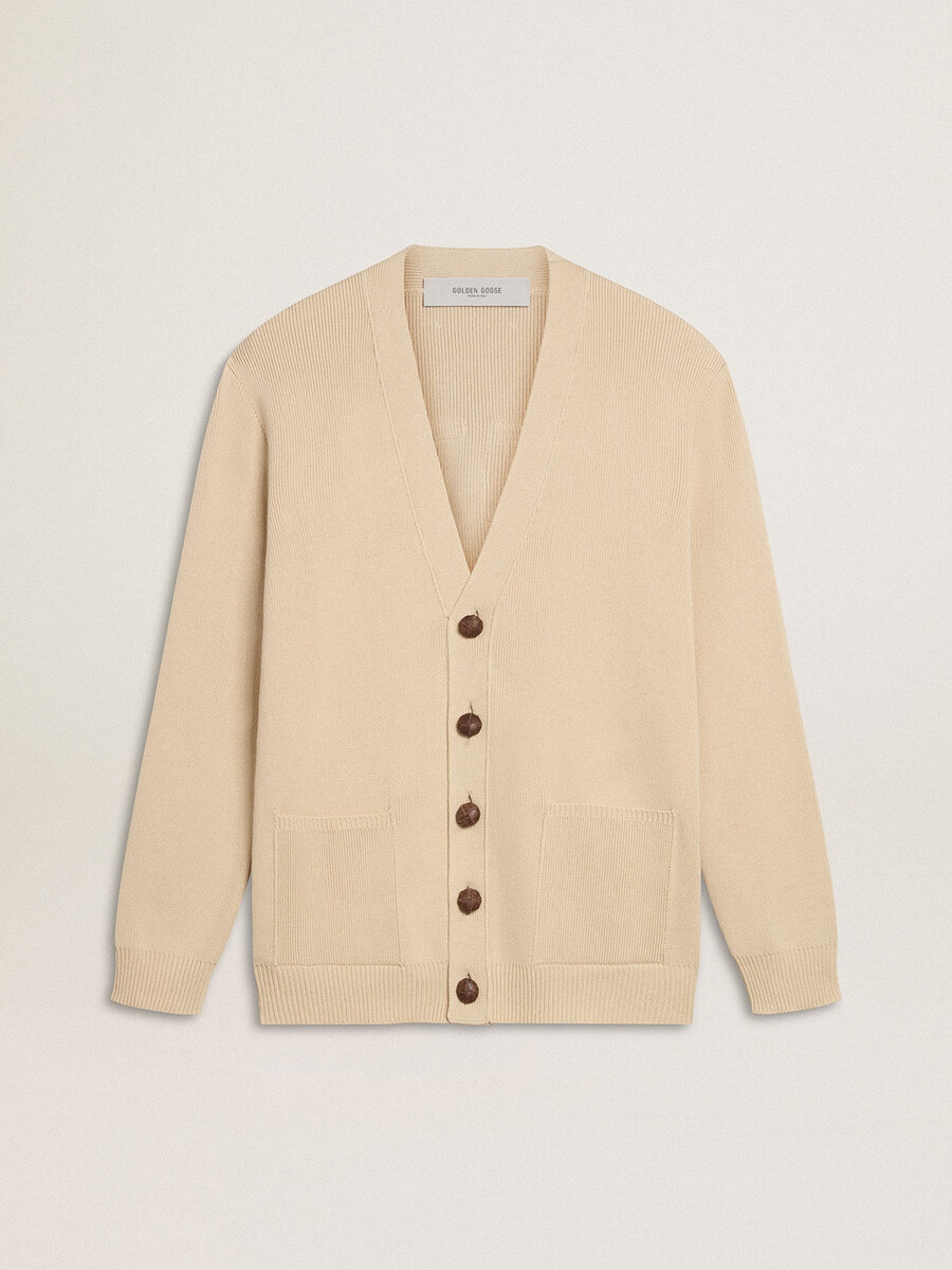 beigefarbene herrenstrickjacke mit dem schriftzug „golden auf dem rücken