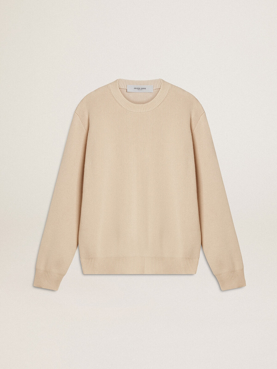 beigefarbener damenpullover mit dem schriftzug „golden auf dem rücken