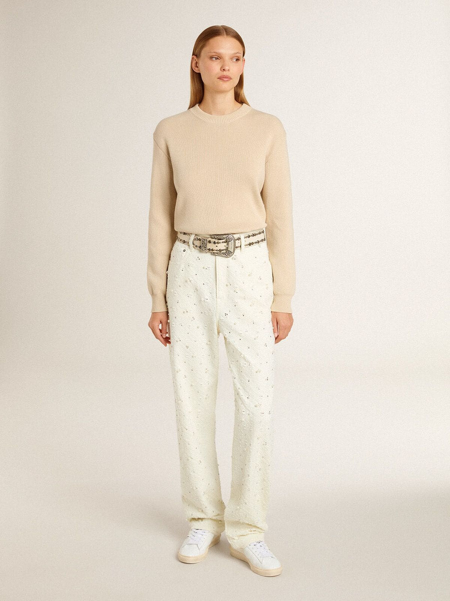 beigefarbener damenpullover mit dem schriftzug „golden auf dem rücken