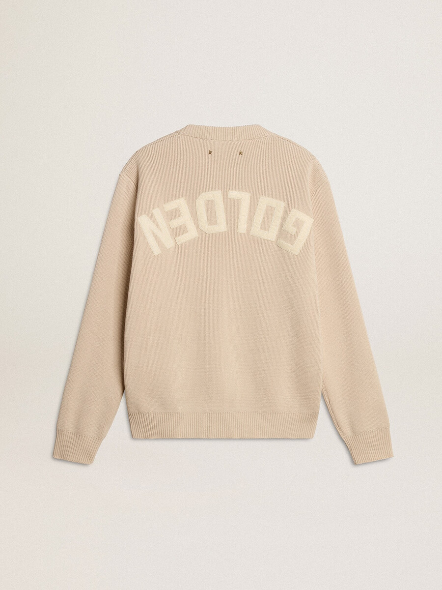 beigefarbener damenpullover mit dem schriftzug „golden auf dem rücken