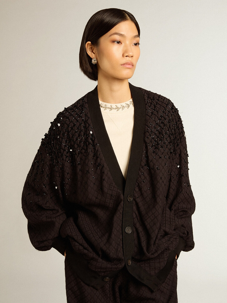 schwarze damenstrickjacke mit schattierter stickerei