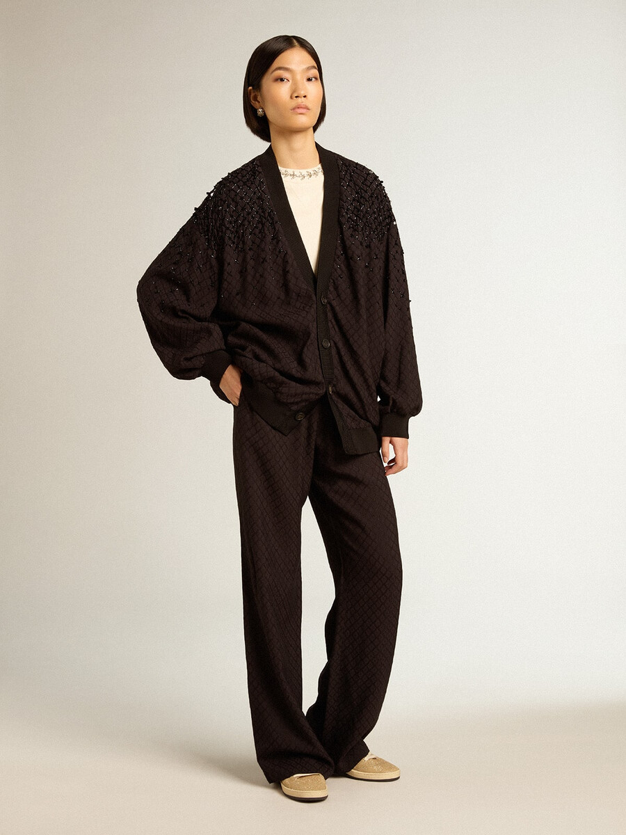schwarze damenstrickjacke mit schattierter stickerei