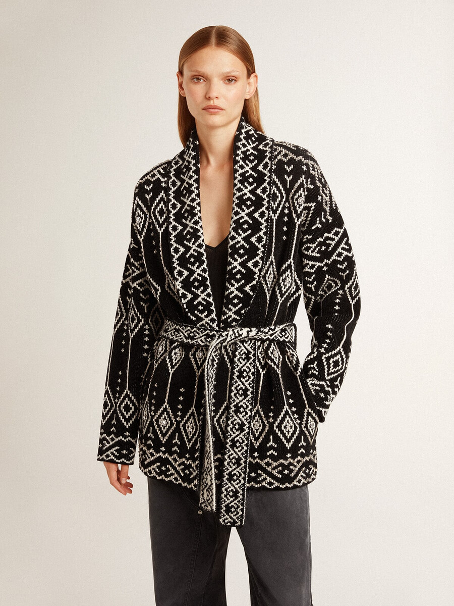 schwarze damenstrickjacke mit gürtel und kristallen